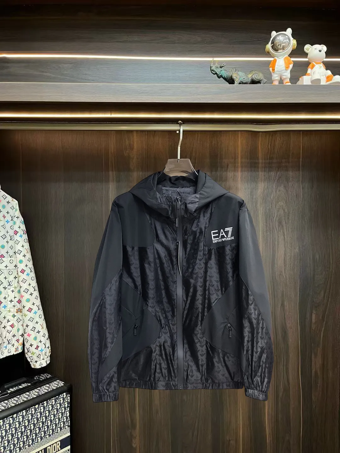 Armani official website Same Style, complete with three labels, on sale in advance. 2026 Autumn and Winter New Arrival men's jacket, Original with complete three labels, Premium version. Custom-made fabrics at the counter. Breathable, high comfort, impeccable details, brand element design concept, reflecting high quality. It feels delicate and soft, presents a casual cut, and has a great upper body shape. Sizes: M～3XL,